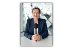 A picture of Heike holding the microphone.